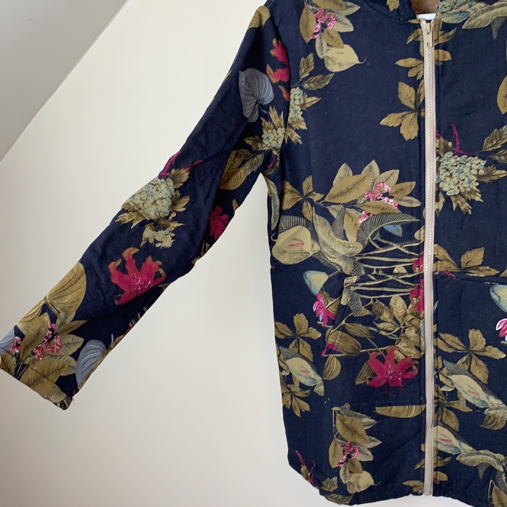 FINAL SALE! ❤️Navy blue floral light zip-up hoodie - Picture 6 of 14